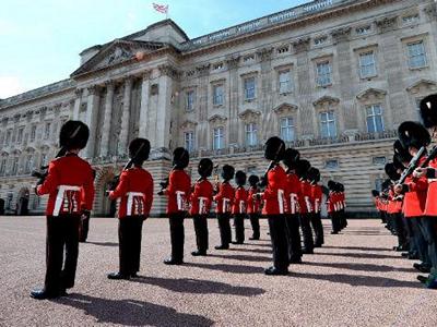 Changing+the+Guard+at+Buckingham+Palace image